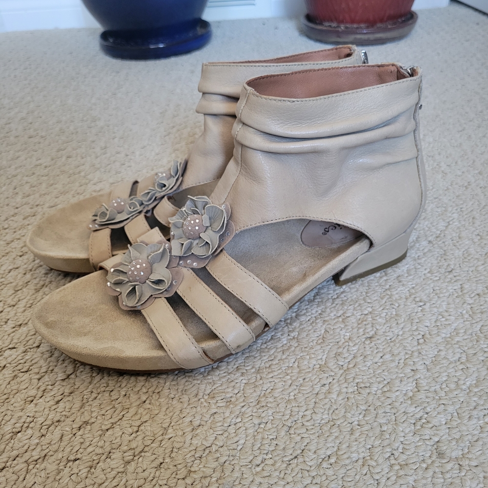Earthies Taupe Eviya Leather Floral Sandals